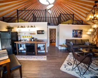 Escalante Yurts - Luxury Lodging - Escalante - Living room