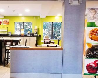 Quality Inn and Suites Raleigh North - Raleigh - Reception