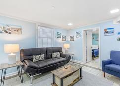 23 Center St - Sunny Side Down - Downstairs Apartment - Folly Beach - Σαλόνι