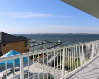 Relaxing and Comfortable 3rd Floor Condo - Huge Balcony - Tristan Towers 3B - Gulf Breeze - Balcony