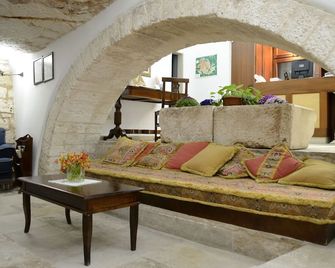 La Terra - אוסטוני - סלון