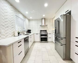 Gourmet Kitchen + Private Front Yard + Parking - San Jose - Cuisine