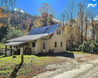 Rustic dog-friendly home near Woodstock & skiing with views of Barnard Brook - Barnard - Building