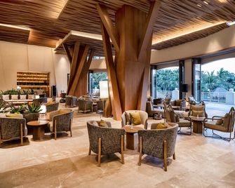 Holiday Inn Resort Sanya Bay by IHG - Sanya - Bar