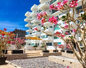 Ocean View Condos with Pool Onsite - La Paz - Building