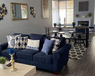 The Signature room - Murrieta - Living room