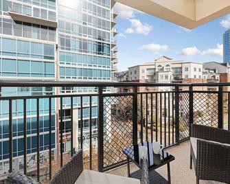 Brand New Luxe Apt | 2Mins to Stadium, Free Parking & WiFi, City Views - Charlotte - Balcón