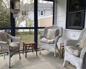 Cape May Pt. Birders Paradise, 2 bedroom cottage with open floorplan & 2 porches - Cape May Point - Patio