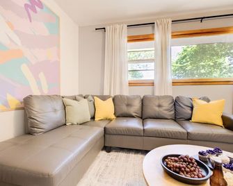 Stadium Station | Mhk - Walk To Sports Complex! - Manhattan - Living room