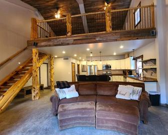 Peaceful private nature escape - Barndo retreat on 25 wooded acres, mins from KC - Grain Valley - Living room