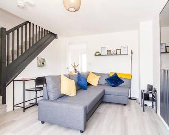 Host & Stay - Polwell Road - Market Harborough - Living room