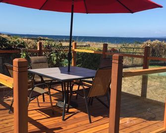 Oceanfront Beach House Available for 30+ Day Rentals - Great Monthly Rates! - Parksville - Balkón