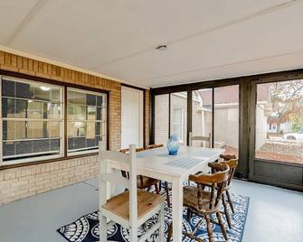 15mins to Downtown- Adorable on Taylor Both Units - West Columbia - Restaurant