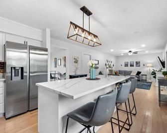 In-ground pool, private! In town location near it all. Updated, Clean! - Crystal Lake - Dining room
