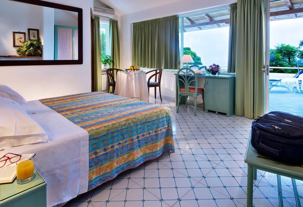 هوتل كارلو ماجنو - فوريو - غرفة نوم