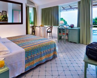 هوتل كارلو ماجنو - فوريو - غرفة نوم