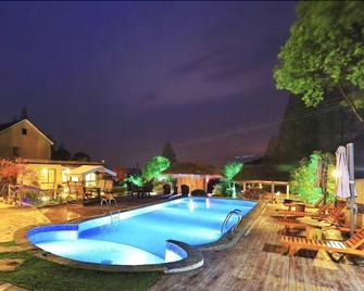 Listening wind Bamboo Boutique Hostel - Huzhou - Pool