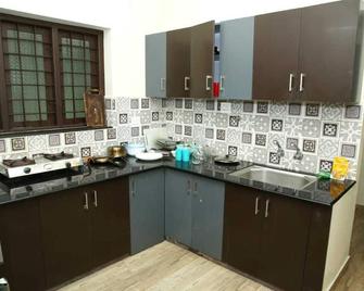 Green villa residency located in ponekkara edapally,1km from lulumall - Kochi - Kitchen