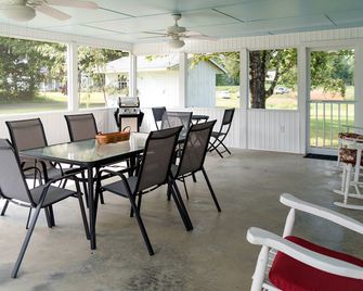Elegant Cottage Rental for Groups near Greensburg, Kentucky - Columbia - Comedor