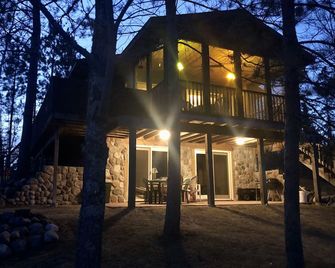 The Hideaway. Private secluded lake cabin on 25 acres & optional pontoon rental. - Bigfork - Building