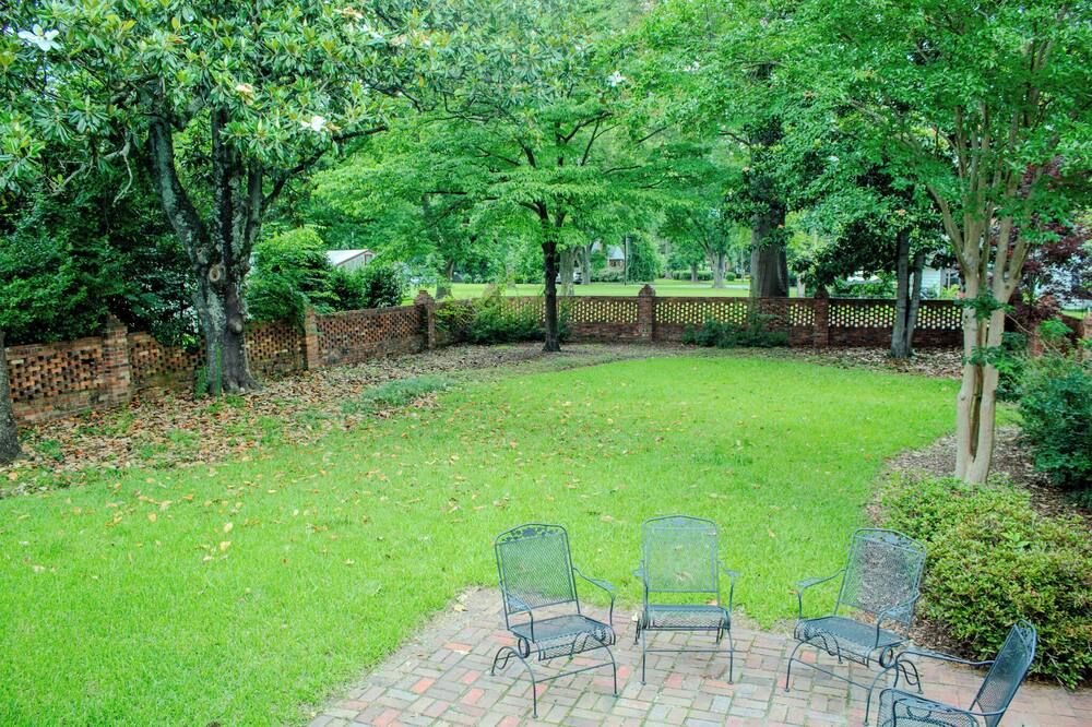 The Magnolia Room - Private Studio w/ Ensuite Bath in Historic Downtown Home - Clinton - Patio