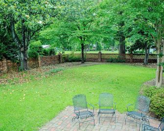 The Magnolia Room - Private Studio w/ Ensuite Bath in Historic Downtown Home - Clinton - Patio