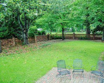 The Magnolia Room - Private Studio w/ Ensuite Bath in Historic Downtown Home - Clinton - Patio