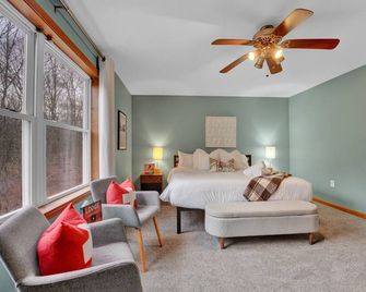 4 BDR chalet w/ hot tub, game room & lake access! - Albrightsville - Chambre