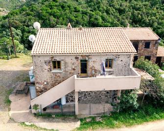 Apartment in stone house, sea view and maquis, comfortable, air conditioned - Galéria - Gebäude