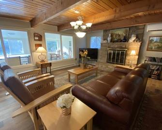 Great Vintage 2500sq Ft. Country Cabin Amazing River Front Setting! - Scottsburg - Sala de estar
