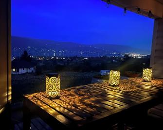 Spacious private guest suite with spectacular views 5 min to beach - Summerland - Balcony