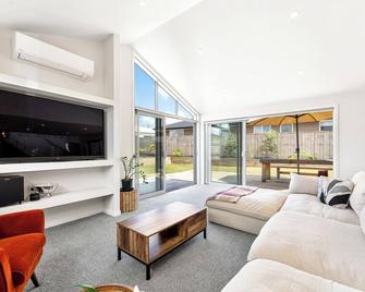 Seabreeze Escape - Snells Beach Holiday Home - Snells Beach - Living room