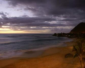 Beach condo on ground floor. contact for 30 day or more rental discounts - Mākaha - Plaża
