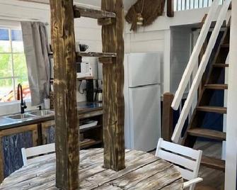 Beachfront Paradise Cabin! - Bayfield - Comedor