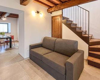 2 Bedroom Stunning Apartment In Castel Focognano - Castel Focognano - Sala de estar
