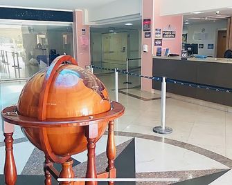 Águas Termais Naturais Nas Piscinas Com Águas Quentes 24 Horas Acesso Grátis Aos Parques Aquáticos Dos Resorts Golden Dolphin Grand Hotel Do Supreme E Do Express Os Melhores Hotéis Resorts Com Parque Aquático Em Caldas Novas Garanta Já Promoção Qualidade - Caldas Novas - Front desk