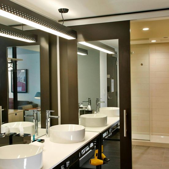 Aloft Chicago Mag Mile image 1