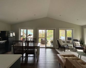 Unwind & Play: Hot Tub & Game Room Cottage,Steps from Charming town of Buckhorn! - Buckhorn - Living room
