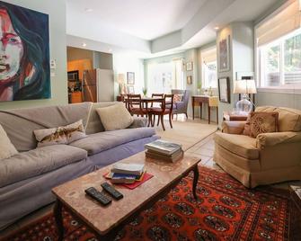Sailors Rest: Pool & Sauna, Tropical Island Oasis, Fireplace, Kid-Friendly - Johns Island - Living room