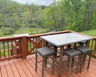 Cozy cabin with delightful mountain views. - Roan Mountain - Balcony