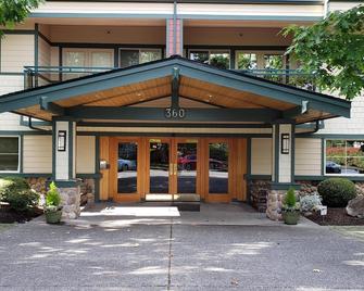 Walkable Location with Heated Spa & Sauna just a 15-minute walk to Ferry Dock - Bainbridge Island - Building