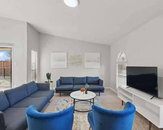 Luxury Retreat in Carrollton - Pool Patio & More - Carrollton - Living room