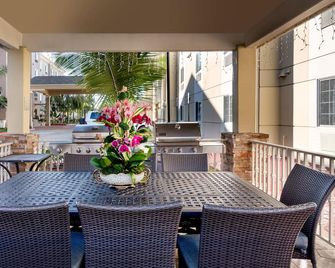 Candlewood Suites LAX Hawthorne By IHG - Hawthorne - Innenhof