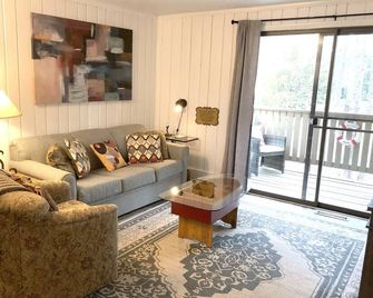 Closest to pool - A cozy spot with no steps! - Salem - Sala de estar