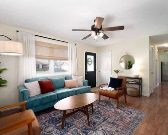New! Ark Family Retreat W/ Game Room 3min To Ark! - Williamstown - Living room
