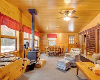Family Gem Near the Chain of Lakes in Eagle River! - Eagle River - Huiskamer