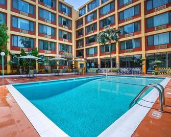 Quality Inn and Suites Montebello - Los Angeles - Montebello - Pool