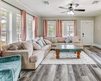 Near Campus & Casino: Family-friendly Durant Home! - Durant - Living room
