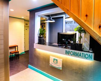 Must Stay Hotel Myeongdong - Seoul - Front desk