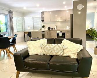 Lychee Tree Holiday Apartments - Port Douglas - Living room